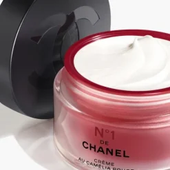 N°1 DE CHANEL CREME MIT ROTER KAMELIE